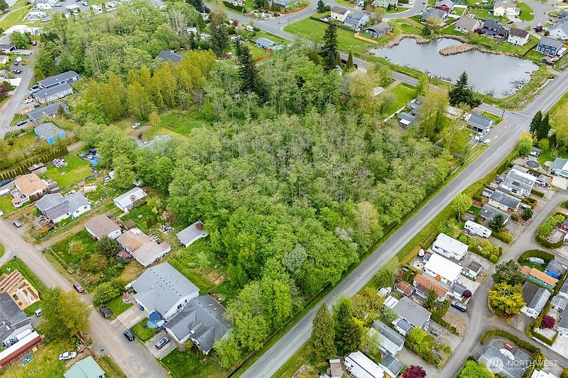 3rd image of 4884 Bay Road