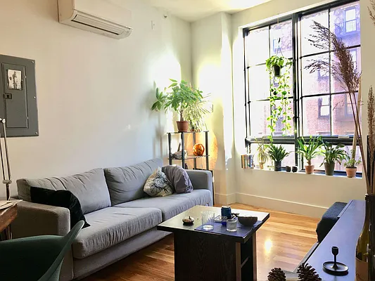 Rented by Manhattan Management LLC | media 24