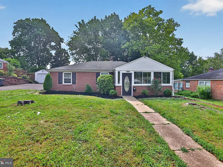 1539 Reservoir Ave — Photo 1