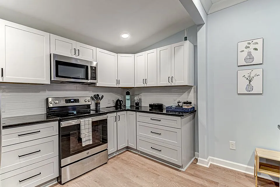 2 bed, 1070 sqft, $2,300 — Photo 3