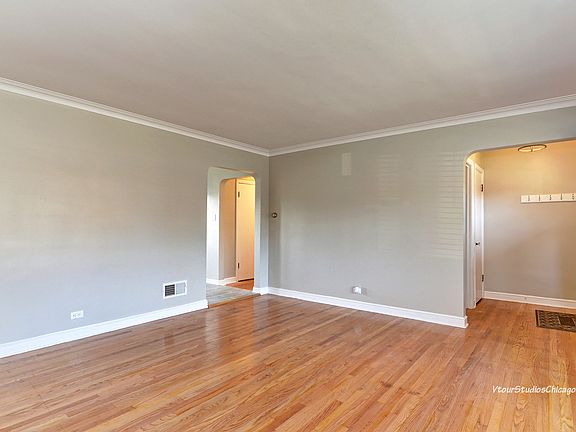 3rd image of 9532 S Francisco Ave