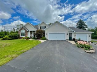 4 Union Pointe Dr, Rochester, NY 14624