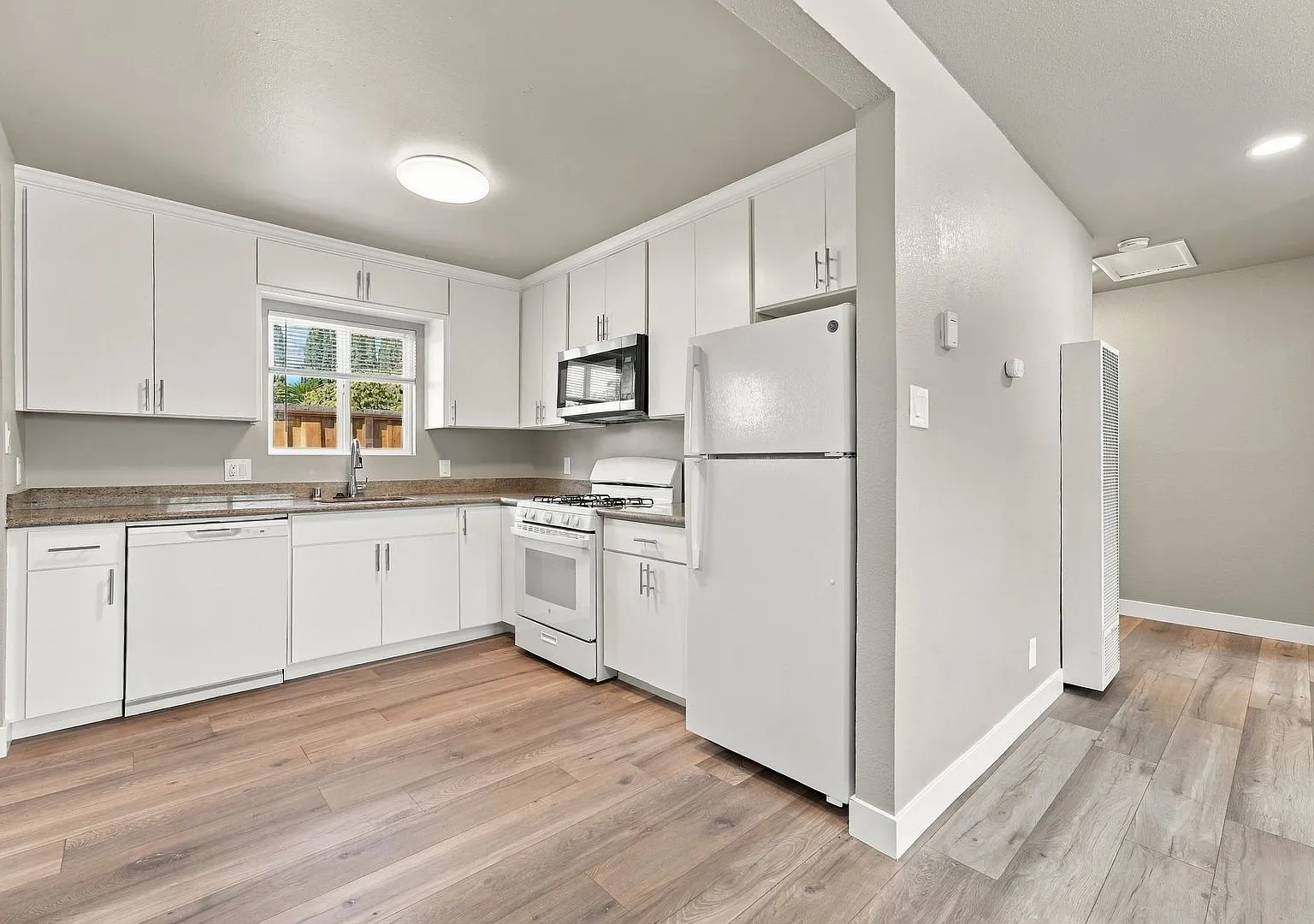 Freshly Remodeled 2 Bed, 1 Bath in Hayward | Modern Finishes & Turf Backyard — Photo 4