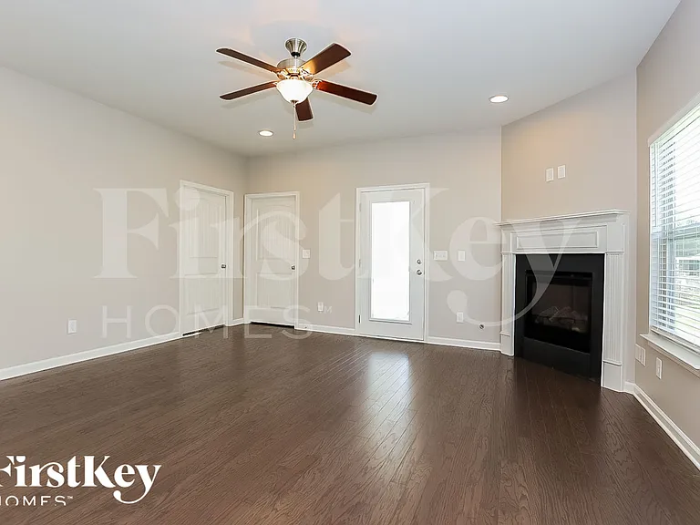 908 Carnation Dr — Photo 2