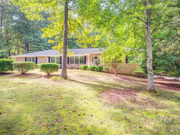 3 Sunningdale Dr, Flat Rock, NC 28731
