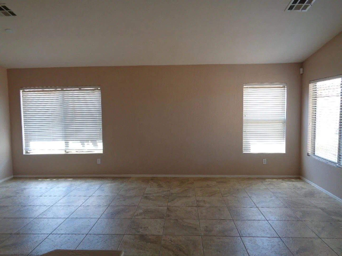 Beautiful 3 bedroom home in lovely neighborhood-available NOW! — Photo 2