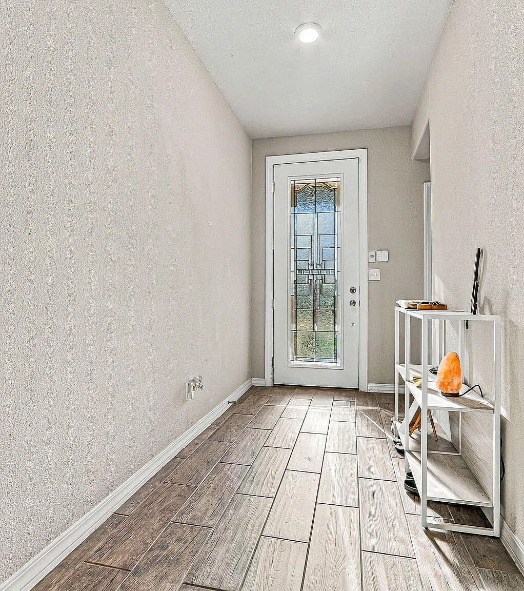 3 bed, 2.0 bath, 1613 sqft, $2,000 — Photo 2