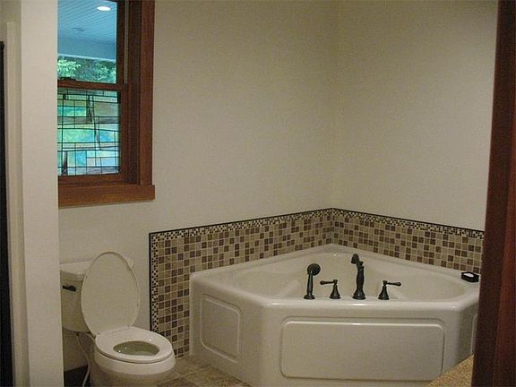 4th image of 4643 Bolton Ln