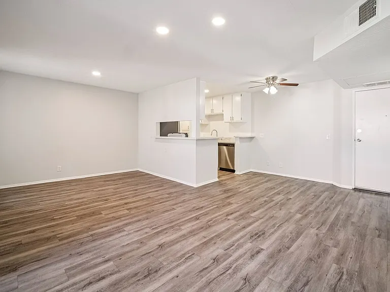 6310 Sylmar Ave — Photo 43