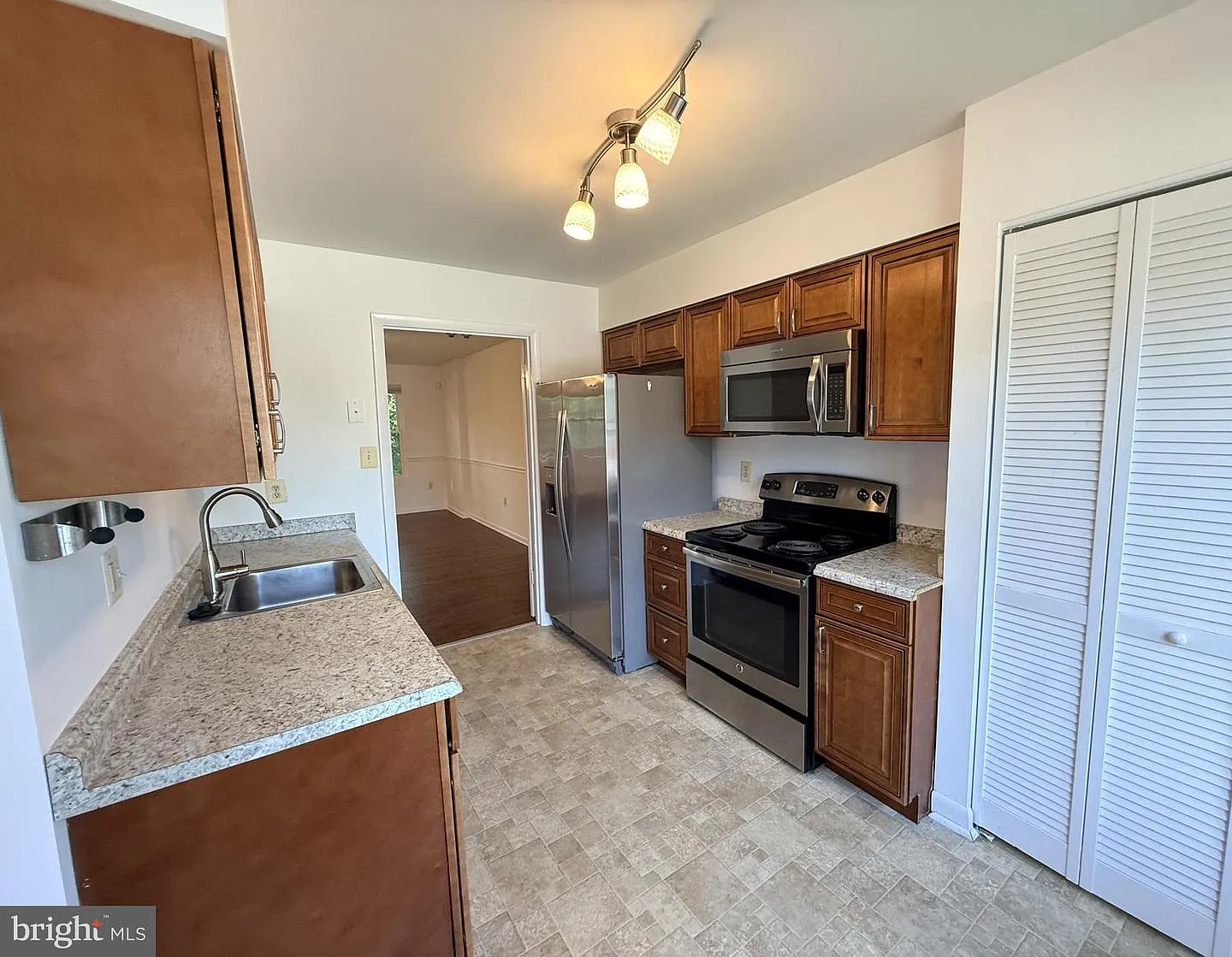 3 bed, 4.0 bath, 1288 sqft, $2,500 — Photo 4