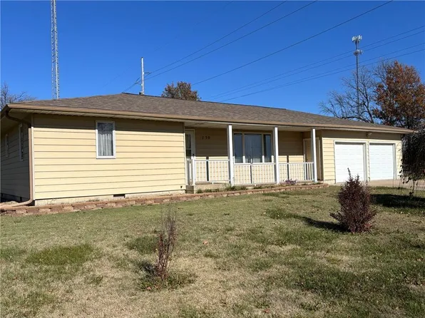 730 6th St, Le Roy, KS 66857