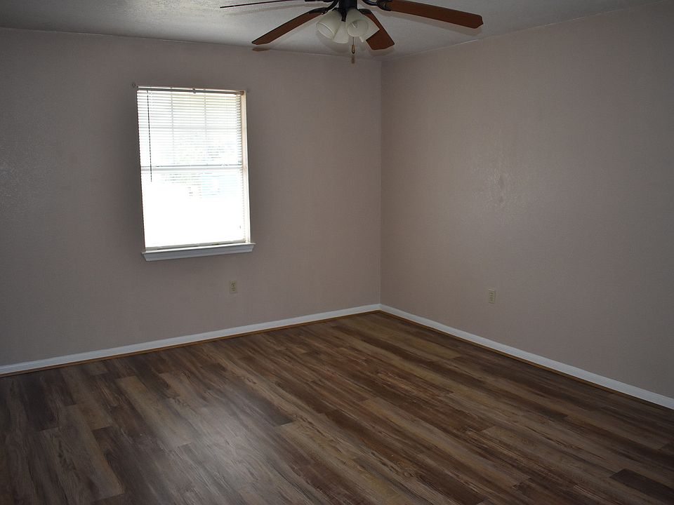 1st image of 206-A W Avenue F