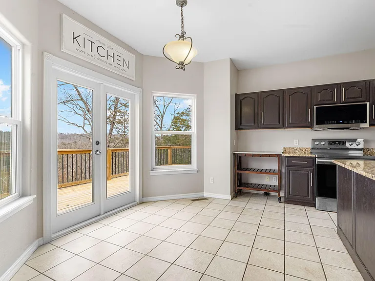 852 Silvercliff Way — Photo 32