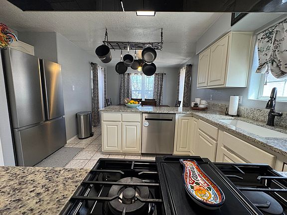 5th image of 1025 Parkview Dr