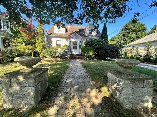 1217 Hope St, Bristol, RI 02809