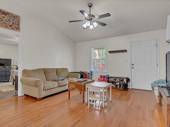 5th image of 51 Edgewood Dr