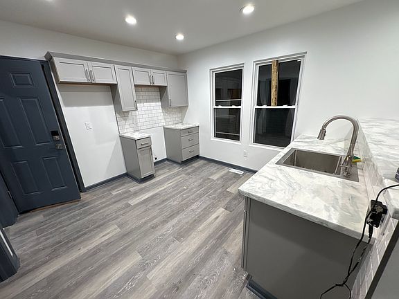 2nd image of 2028 La Salle Ave Unit 1