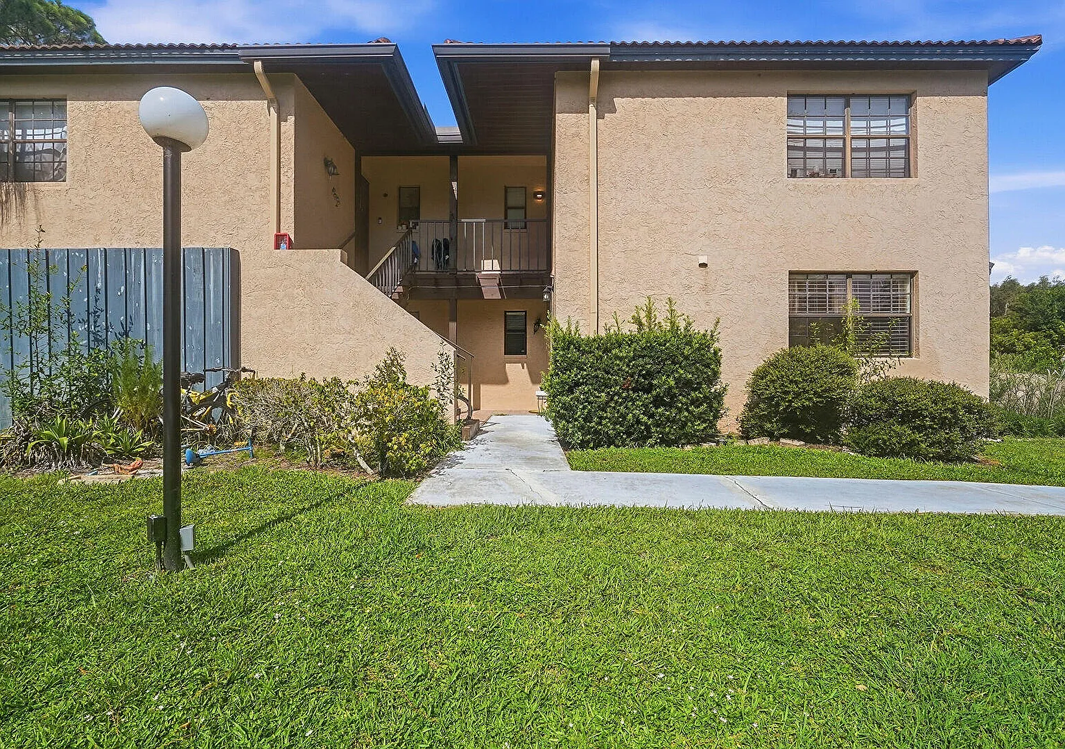 2 bed, 2.0 bath, 861 sqft, $2,000 — Photo 1