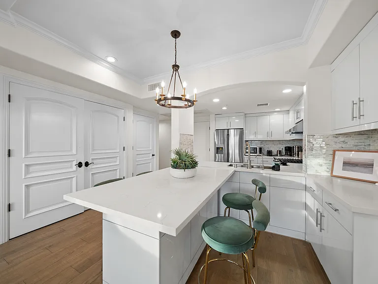 1598 Long Beach Blvd — Photo 4
