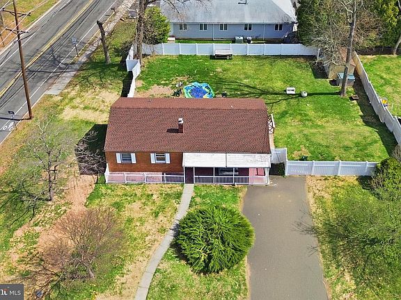 3rd image of 360 Hollowbrook Rd