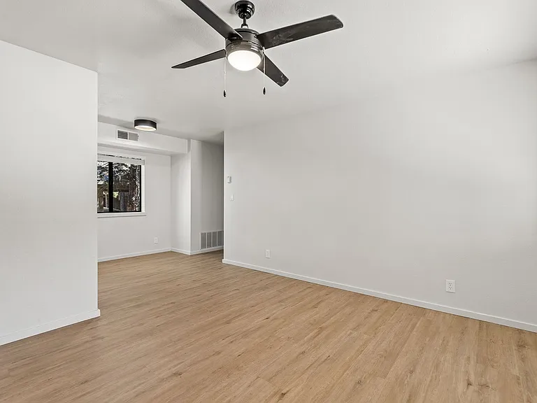 3325 E Lockett Rd — Photo 3