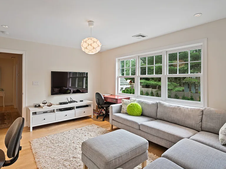32 Floyd St — Photo 8