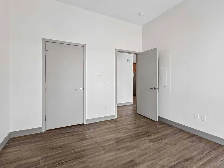 Midtown Crossing Apartments — Photo 94