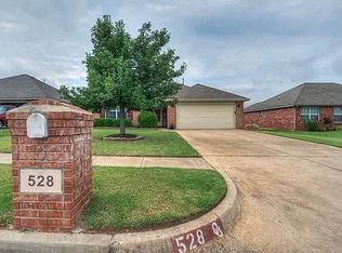 528 E Juniper Ln, Mustang, OK 73064