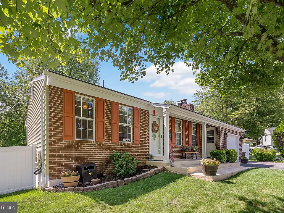 8805 Rosanne Ct