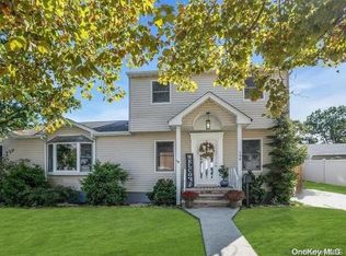 198 N Oak St, Massapequa, NY 11758