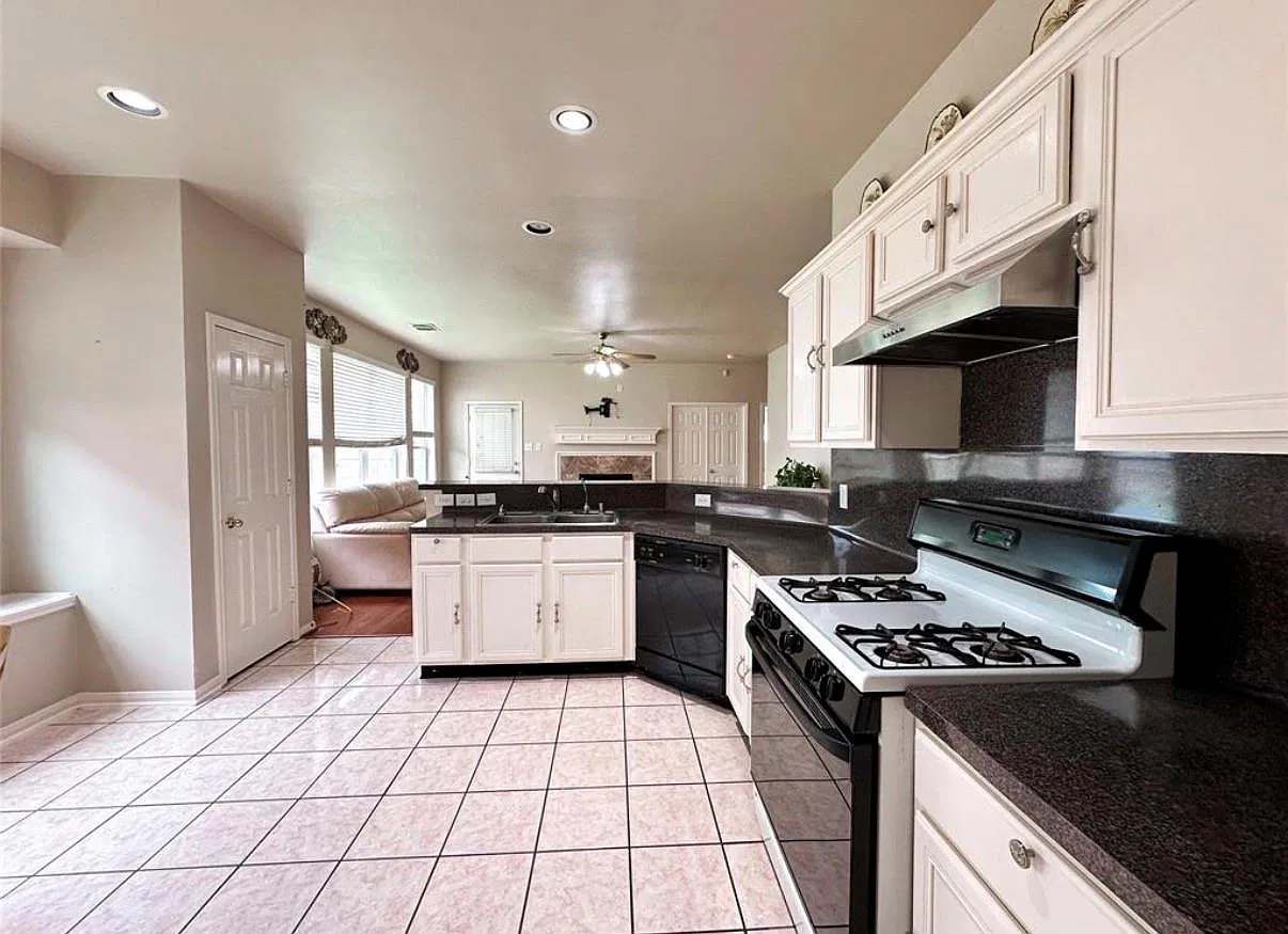 4 bed, 2.0 bath, 1838 sqft, $2,100 — Photo 4