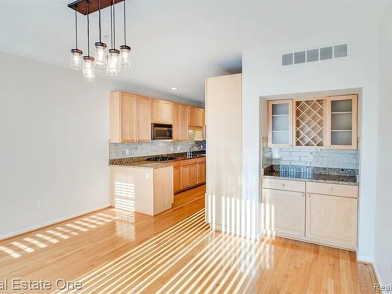 536 Graten St — Photo 6