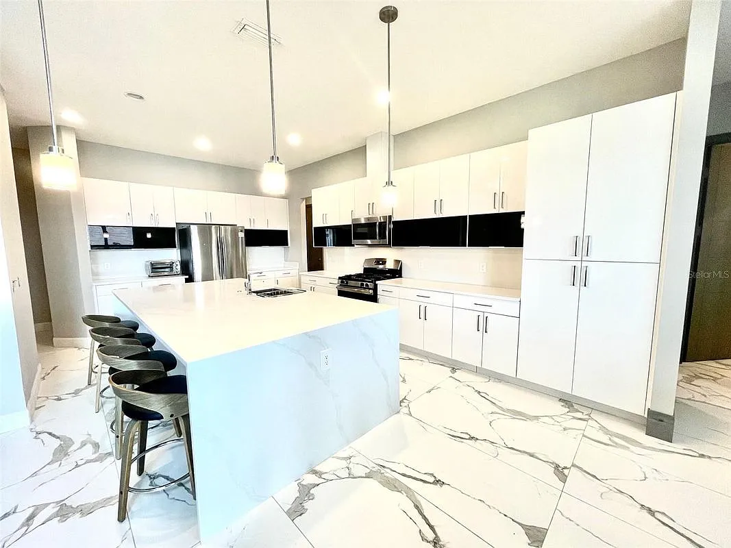 6 bed, 7.0 bath, 5174 sqft, $7,500 — Photo 3