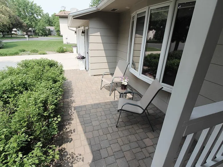 572 Kent Cir — Photo 14
