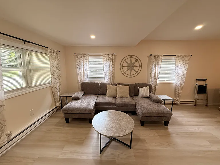 129 Westbury Dr — Photo 3