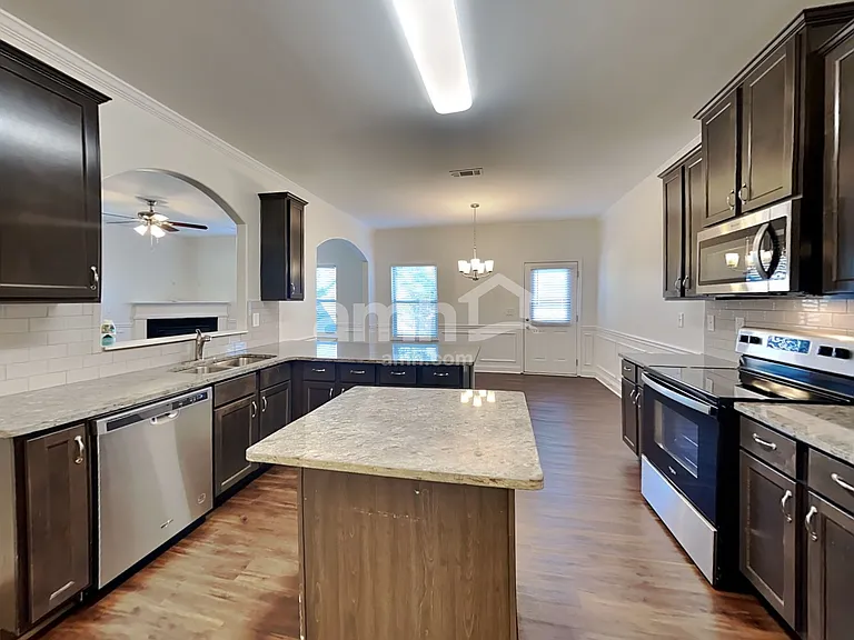 216 Leland Ln — Photo 4