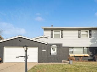 3106 Dundee Ln, Bettendorf, IA 52722