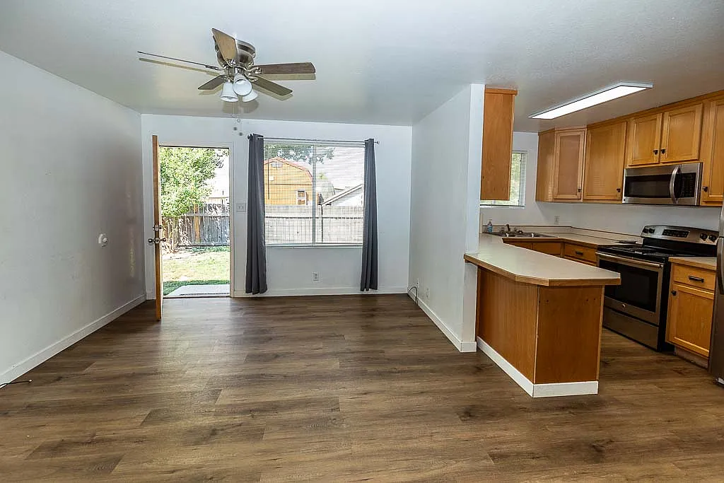 3 bed, 832 sqft, $1,650 — Photo 3