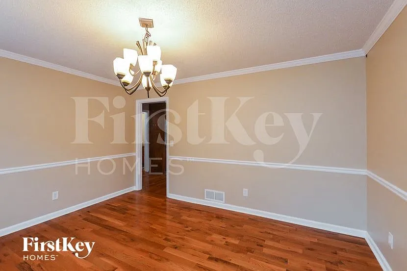4 bed, 2.5 bath, 2810 sqft, $2,570 — Photo 4