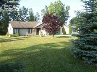 3131 Ponemah Dr, Fenton, MI 48430