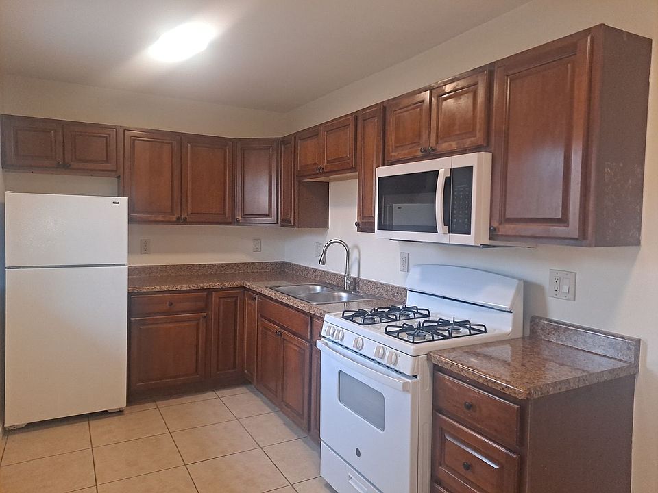 1st image of 918-926 E 5th St #922