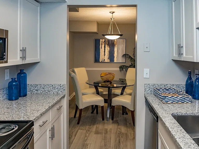 Crestwood Green Apartments — Photo 1