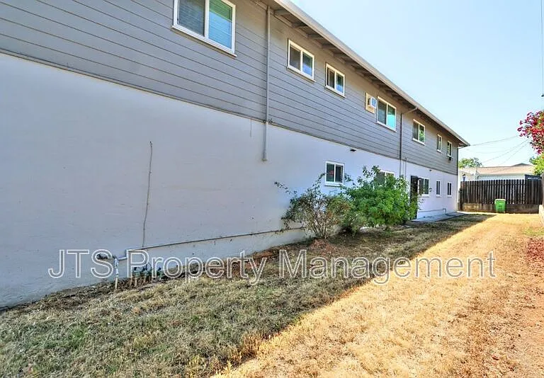 4439 V St #5 — Photo 9
