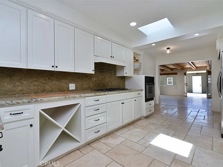 13902 Calvert St — Photo 12
