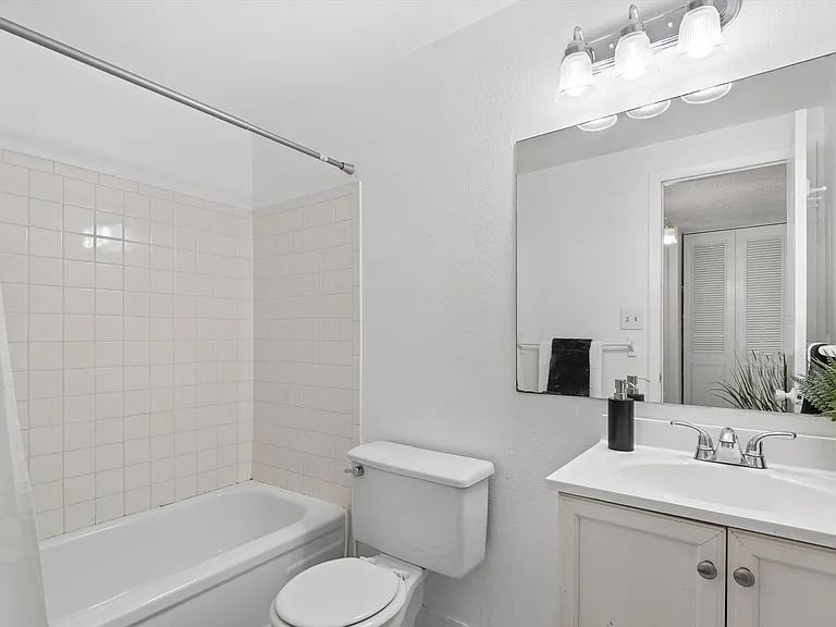 Mohawk Green Apartments — Photo 18