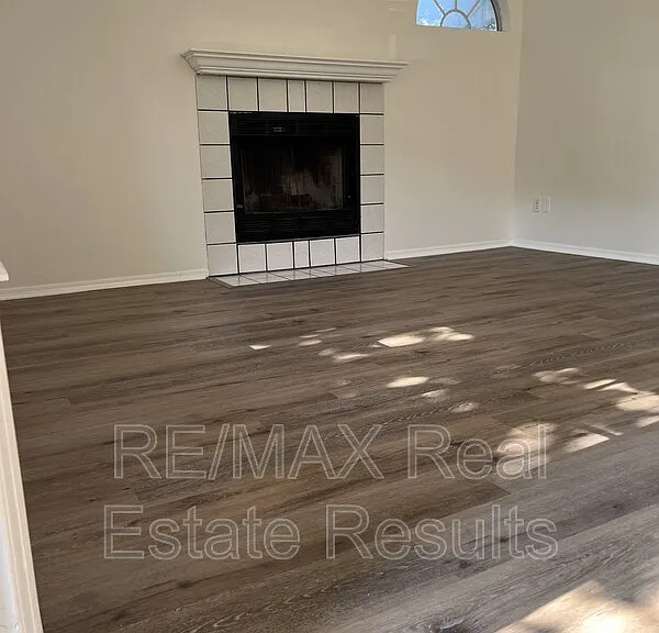1607 N Timberline Dr — Photo 3