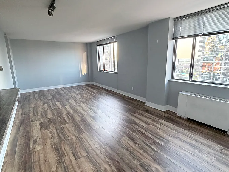600 E 8th St #12F — Photo 7