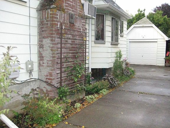 driveway w/garage