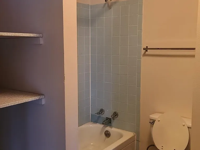 408 S Poplar St — Photo 4