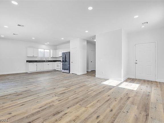 4th image of 1124 Whispering Birch Ave